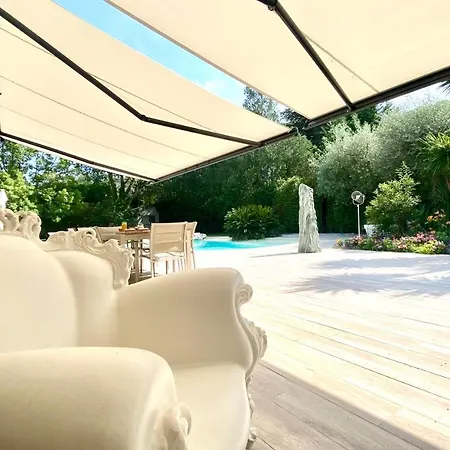 Jupiter - With Swimming Pool Close To The Heart Of Νιμ
